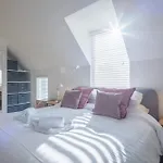Beautiful Central Apt With Parking